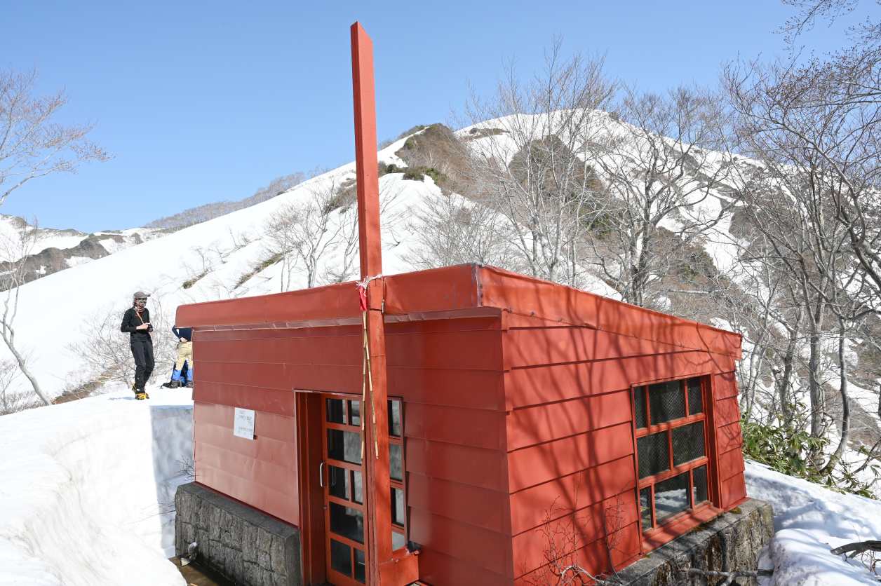 熊穴沢避難小屋